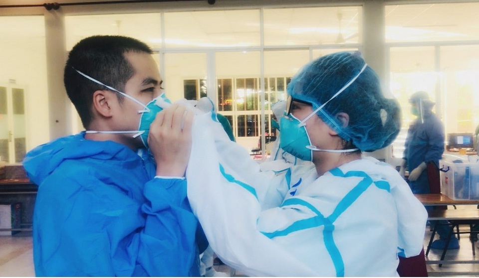 Những cặp đôi ở Bệnh viện Trung ương Thái Nguyên xung phong vào tâm dịch - Ảnh 1