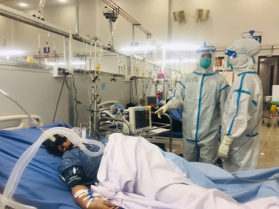Những cặp đôi ở Bệnh viện Trung ương Thái Nguyên xung phong vào tâm dịch - Ảnh 2