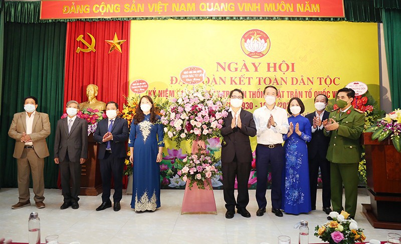 Chủ tịch UBND TP Chu Ngọc Anh chung vui cùng Nhân dân phường Phú Diễn trong “Ngày hội Đại đoàn kết toàn dân tộc” - Ảnh 5