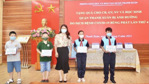Quận Thanh Xuân: Tặng 50 máy tính cho học sinh có hoàn cảnh khó khăn - Ảnh 2