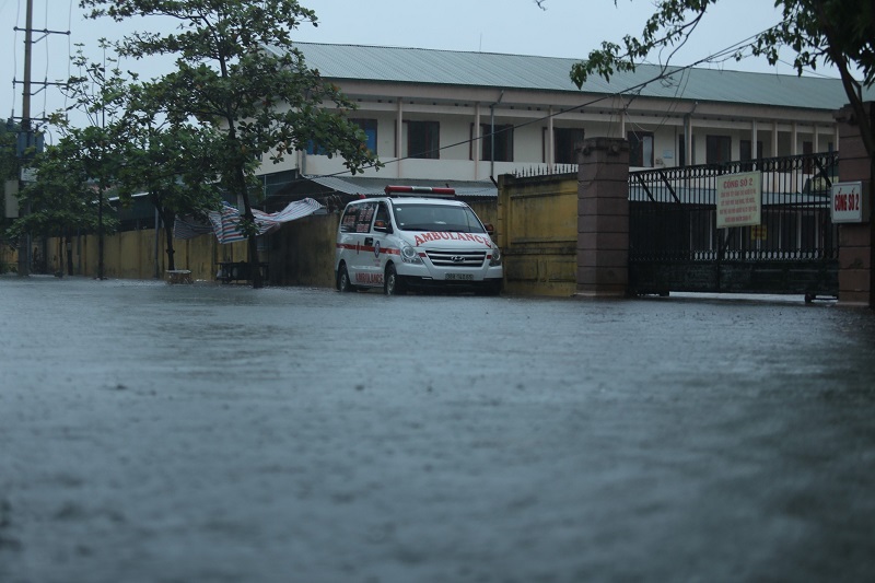 Hà Tĩnh: Đường phố ngập sâu sau mưa lớn - Ảnh 6