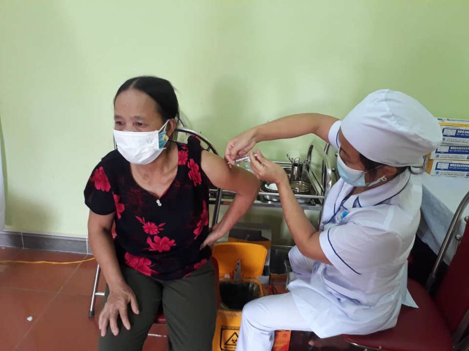 Quốc Oai đón 110 tình nguyện viên TP Hải Phòng hỗ trợ xét nghiệm, tiêm vaccine phòng Covid-19 - Ảnh 1