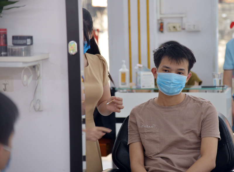 [Ảnh] Nhiều người Hà Nội đi cắt tóc sau 2 tháng giãn cách - Ảnh 11