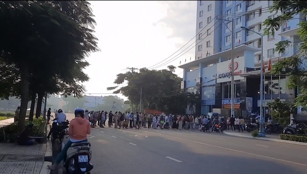 Người dân ùn ùn đi siêu thị gom thực phẩm trước ngày "TP Hồ Chí Minh siết chặt" - Ảnh 3