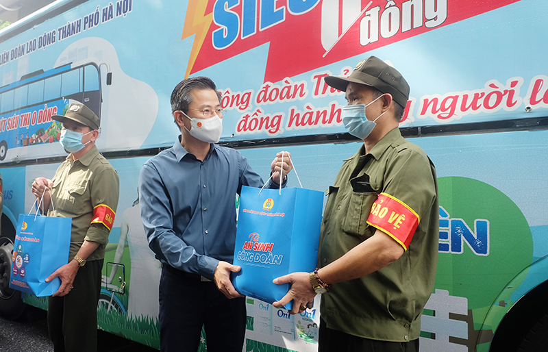Người lao động quận Ba Đình, Hoàn Kiếm an lòng khi được đón nhận 2.000 túi An sinh Công đoàn - Ảnh 1
