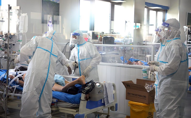 Bên trong nơi giành giật sự sống cho bệnh nhân Covid-19 nặng tại Hà Nội - Ảnh 5