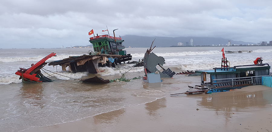 Đà Nẵng: Sóng đánh nát 2 tàu cá của ngư dân - Ảnh 1