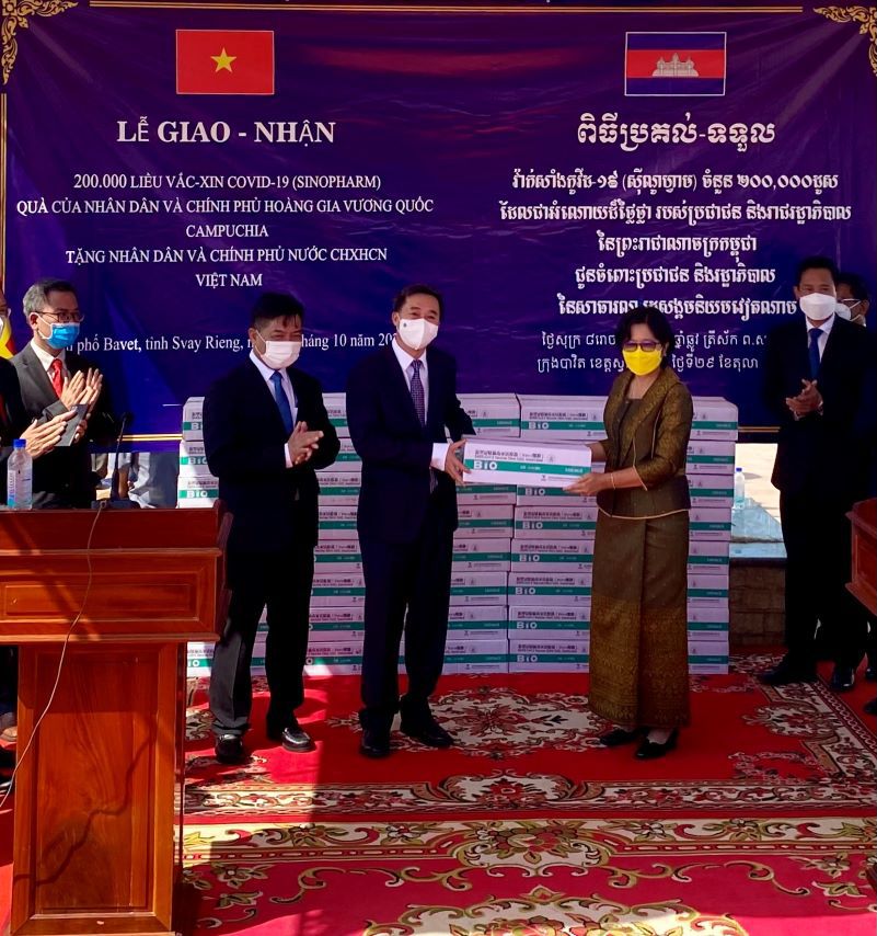 Campuchia trao tặng 200.000 liều vaccine phòng Covid-19 cho Việt Nam - Ảnh 1