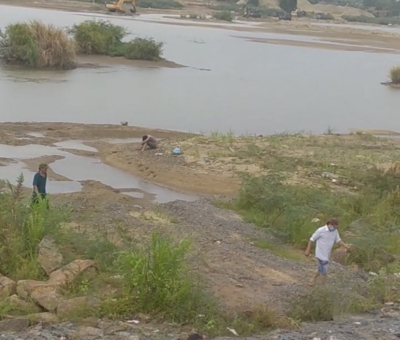Quảng Ngãi: Cào hến trên sông, 3 người cùng gia đình đuối nước tử vong - Ảnh 1