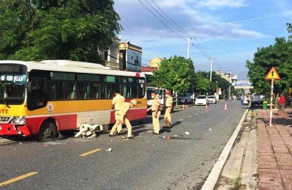 Ninh Bình: Va chạm xe buýt, 2 học sinh thương vong - Ảnh 1