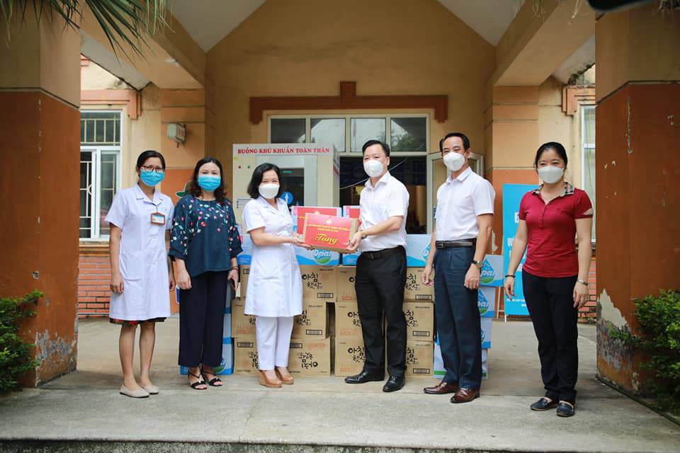 Ủy ban MTTQ thành phố Hà Nội trao hỗ trợ cho 15 Trung tâm Y tế - Ảnh 3