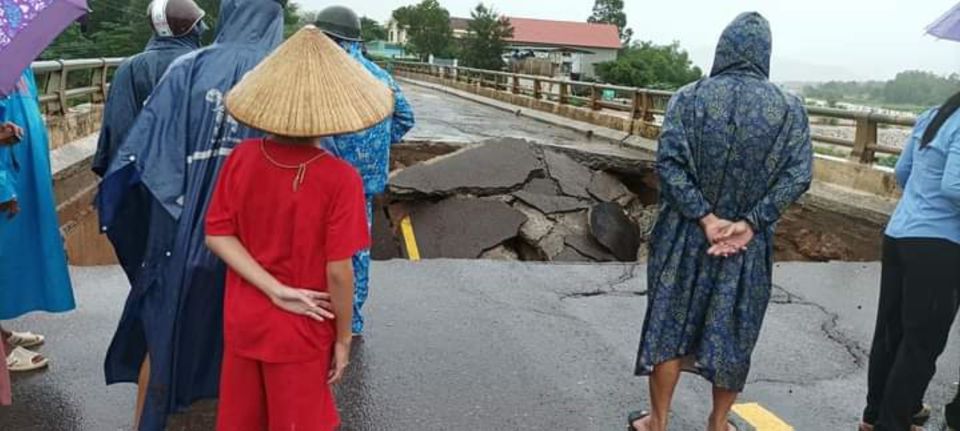 Sập cầu, giao thông qua Bình Định đi Phú Yên, các tỉnh Tây Nguyên bị tê liệt - Ảnh 1