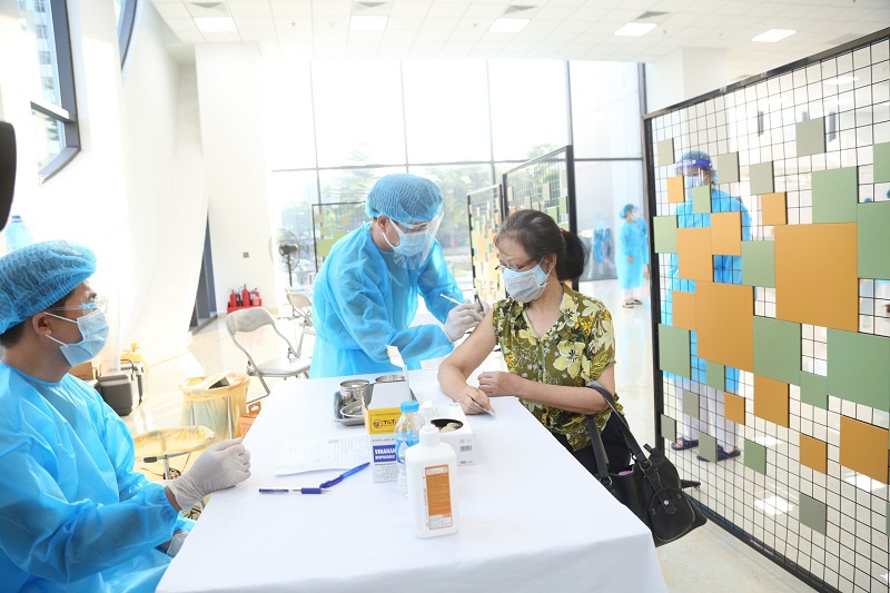 Phó Chủ tịch UBND TP Chử Xuân Dũng kiểm tra công tác tiêm vaccine phòng Covid-19 tại quận Cầu Giấy - Ảnh 3