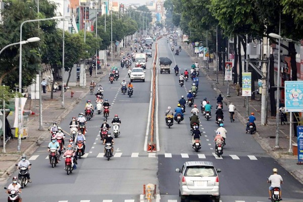 Đường phố nhộn nhịp, hàng quán mở bán trở lại trong ngày đầu tiên TP Hồ Chí Minh “mở cửa” - Ảnh 1