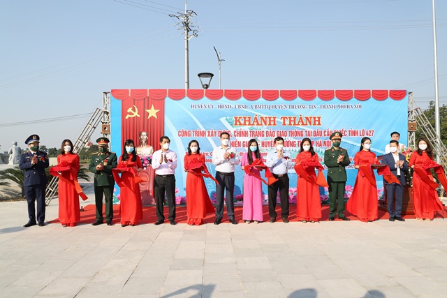 Huyện Thường Tín khánh thành dự án chỉnh trang Đảo giao thông đầu cầu Chiếc - Ảnh 1
