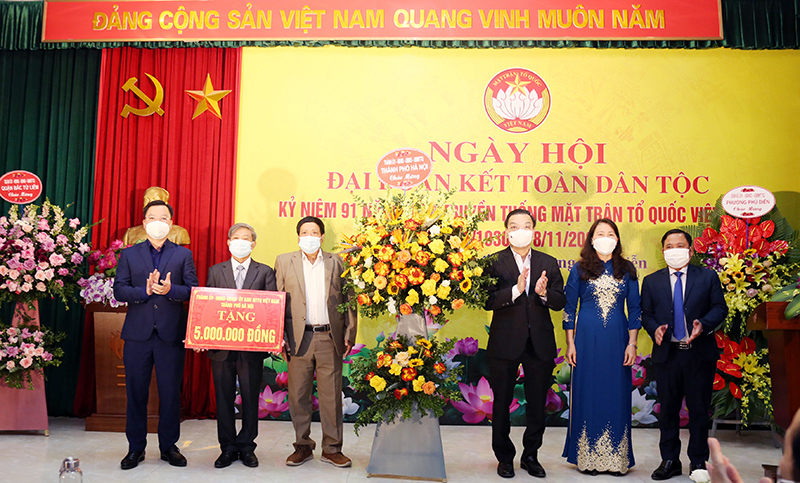 Chủ tịch UBND TP Chu Ngọc Anh chung vui cùng Nhân dân phường Phú Diễn trong “Ngày hội Đại đoàn kết toàn dân tộc” - Ảnh 3