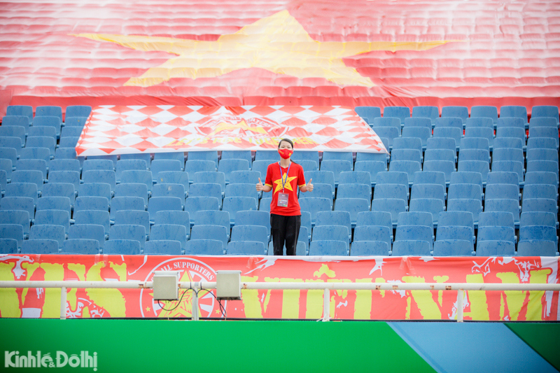 Cổ động viên Việt Nam trải sẵn cờ 200m2 trên sân Mỹ Đình tiếp sức cho ĐT Việt Nam - Ảnh 8