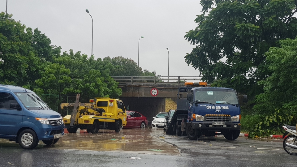 Hà Nội: Mưa lớn kéo dài, một số tuyến phố bị ngập - Ảnh 4