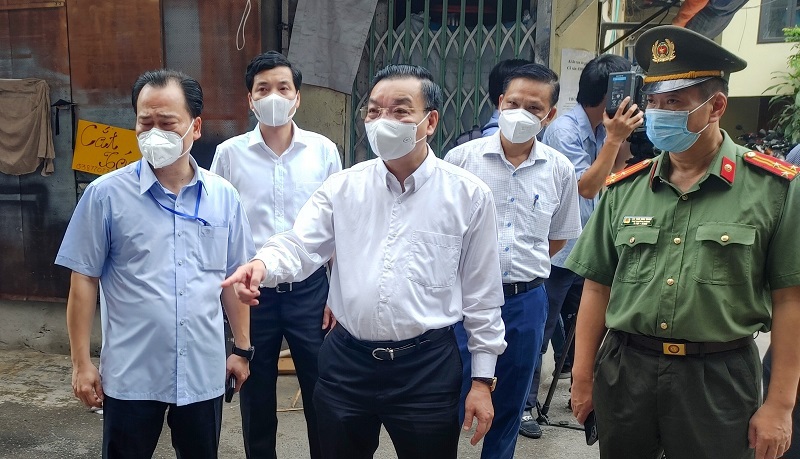 Chủ tịch UBND TP Hà Nội Chu Ngọc Anh thị sát, chỉ đạo xử lý ổ dịch 42 ca dương tính SARS-CoV-2 - Ảnh 3