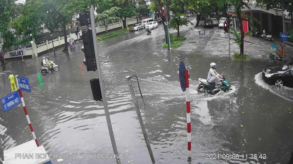 Hà Nội: Mưa lớn xối xả kèm sấm chớp khiến một số tuyến phố rơi vào ngập úng - Ảnh 5