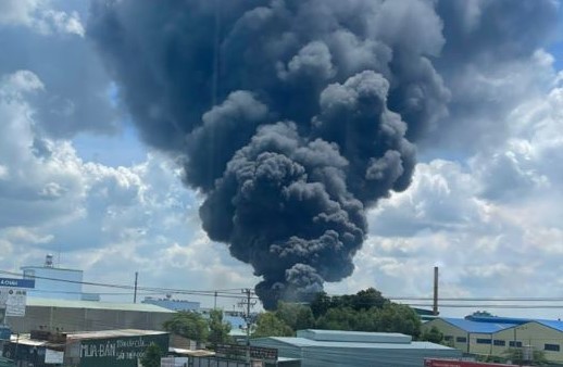 Bình Dương: Cháy lớn tại một công ty đang thực hiện “3 tại chỗ” - Ảnh 1