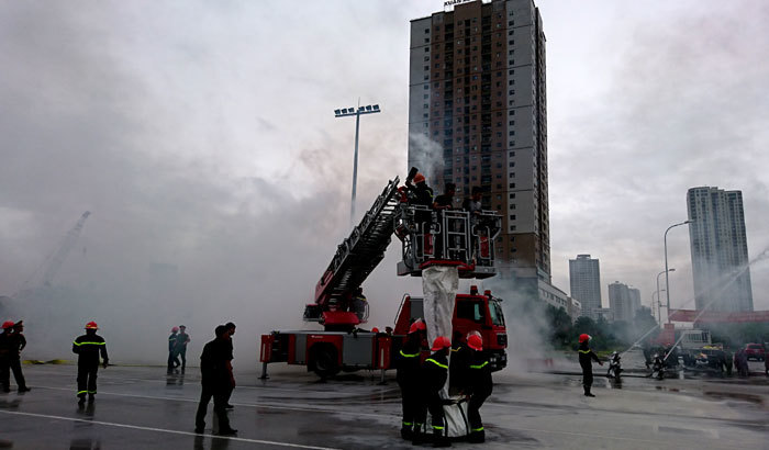 Hà Đông: Dập lửa, cứu 6 người trong tòa nhà cao tầng bị cháy - Ảnh 9