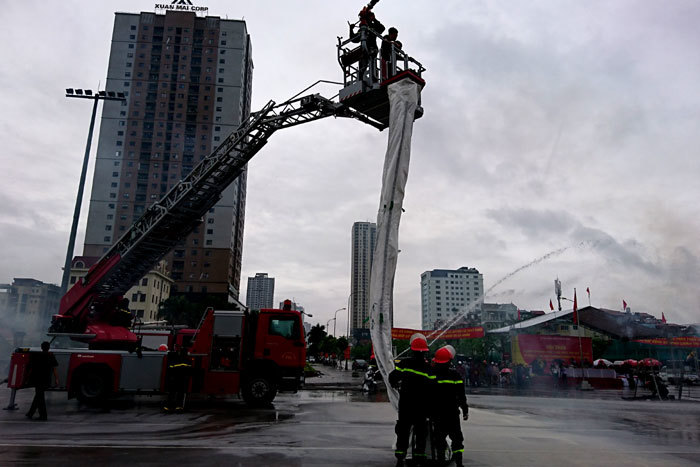 Hà Đông: Dập lửa, cứu 6 người trong tòa nhà cao tầng bị cháy - Ảnh 10