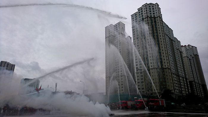 Hà Đông: Dập lửa, cứu 6 người trong tòa nhà cao tầng bị cháy - Ảnh 8
