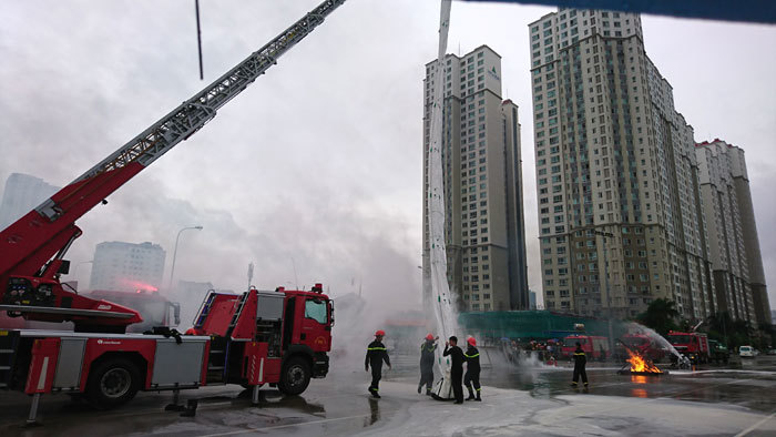 Hà Đông: Dập lửa, cứu 6 người trong tòa nhà cao tầng bị cháy - Ảnh 11