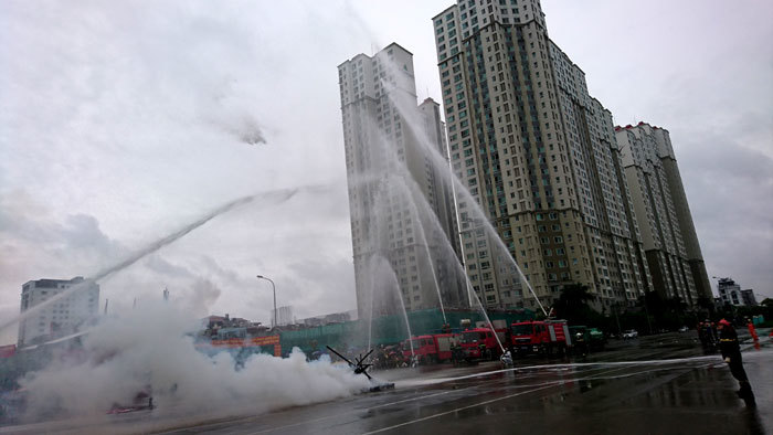 Hà Đông: Dập lửa, cứu 6 người trong tòa nhà cao tầng bị cháy - Ảnh 12
