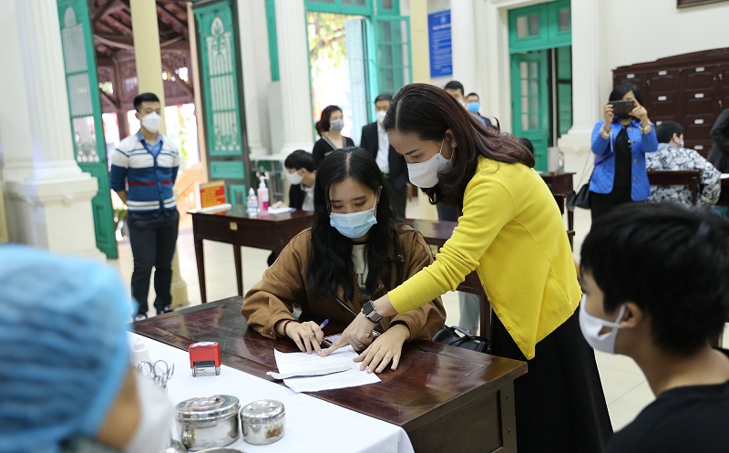 Quận Hoàn Kiếm tiêm vaccine Covid-19 cho học sinh 14 đến 17 tuổi: Đảm bảo quy trình an toàn và phòng, chống dịch - Ảnh 5