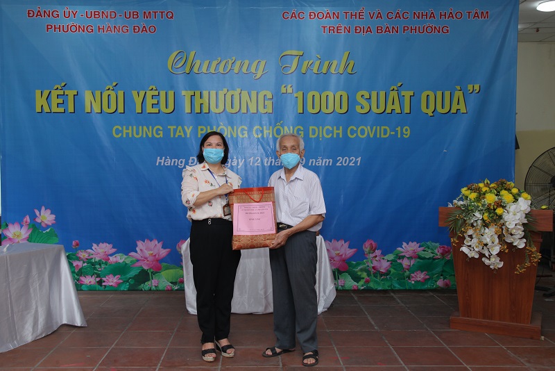 Quận Hoàn Kiếm: Trao 1.000 suất quà hỗ trợ cho người dân bị ảnh hưởng bởi dịch Covid-19 phường Hàng Đào - Ảnh 3