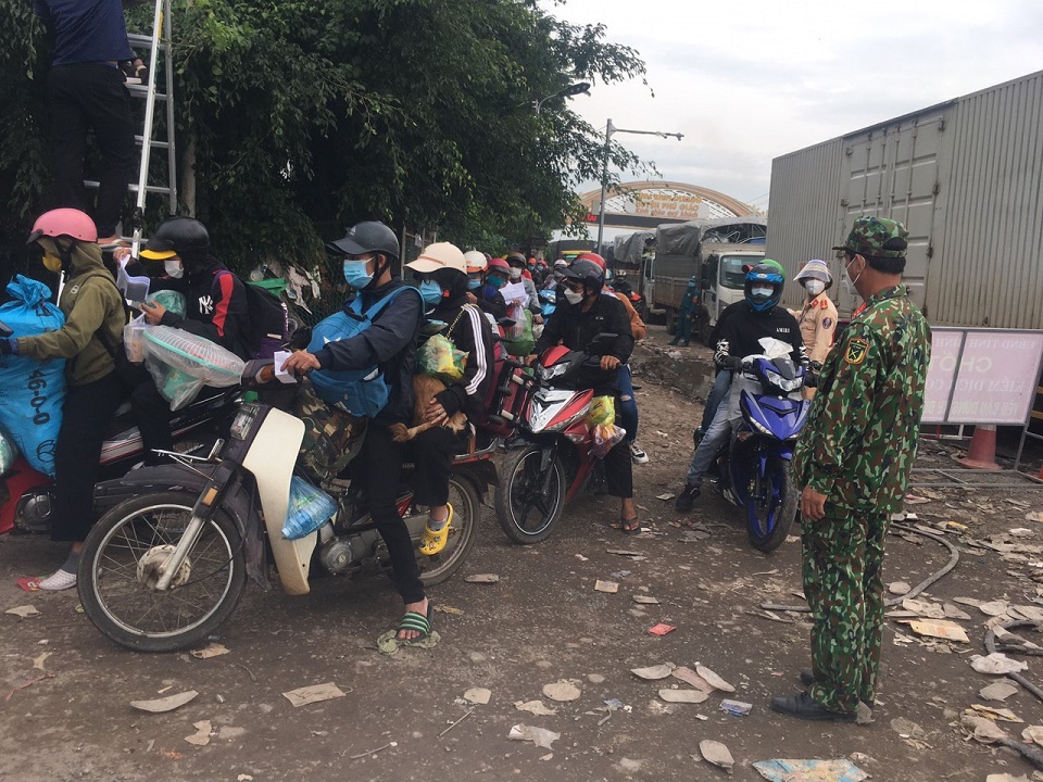 Nhân dân tỉnh Bình Phước hỗ trợ thức ăn cho hàng chục nghìn người quá cảnh về quê - Ảnh 1