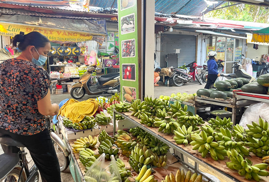 Hà Nội: Ngày Rằm tháng Bảy, trái cây, hoa tươi tăng giá mạnh - Ảnh 1