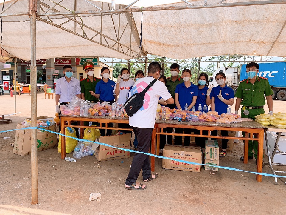 Nhân dân tỉnh Bình Phước hỗ trợ thức ăn cho hàng chục nghìn người quá cảnh về quê - Ảnh 2