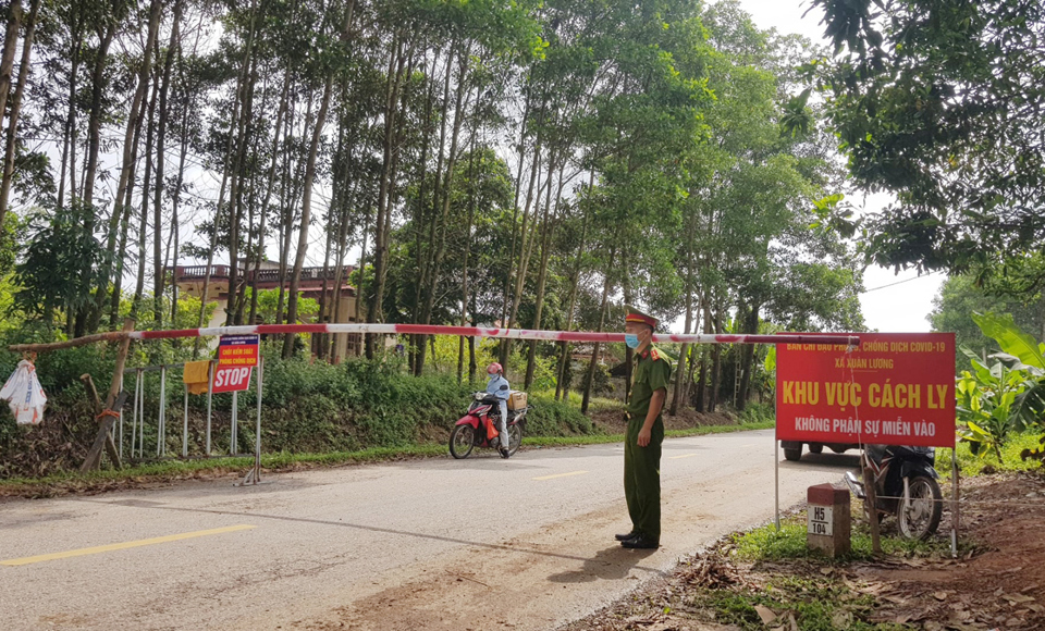 Bắc Giang: Để xảy ra tụ tập đông người giữa vùng dịch, thêm 2 lãnh đạo xã bị phê bình - Ảnh 1