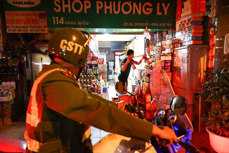 Quận Hoàn Kiếm: Kiểm tra, nhắc nhở hàng quán thực hiện nghiêm phòng chống dịch, đóng cửa trước 21 giờ - Ảnh 6