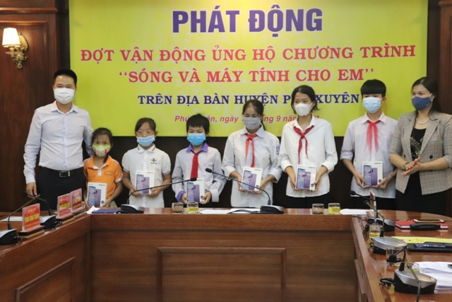 370 học sinh huyện Phú Xuyên được trang bị “sóng và máy tính cho em” - Ảnh 2