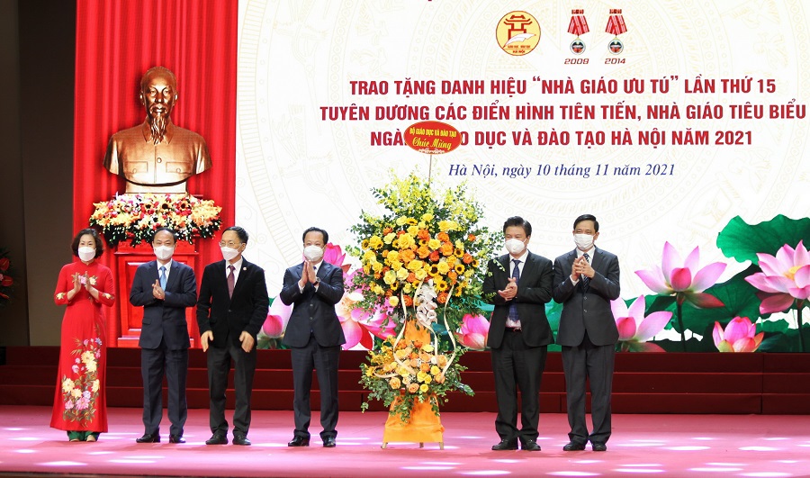 Kỷ niệm 39 năm ngày Nhà giáo Việt Nam (20/11):  Tôn vinh sự tận tụy, cống hiến của các nhà giáo Thủ đô - Ảnh 3