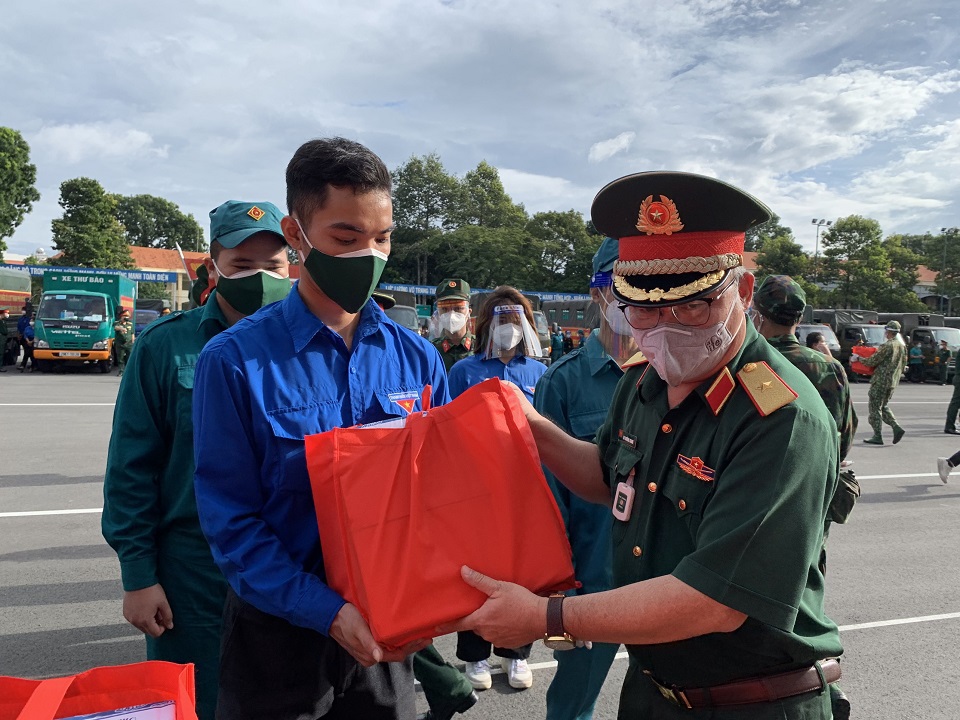 [Ảnh] Bộ Quốc phòng tặng Nhân dân TP Hồ Chí Minh 4.000 tấn gạo và 100.000 phần quà - Ảnh 8