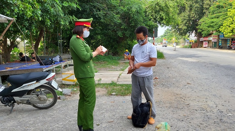 Huyện Chương Mỹ: Ngày đầu đợt giãn cách tiếp theo, đường quê vắng vẻ, Quốc lộ 6 lưu lượng phương tiện đông - Ảnh 3