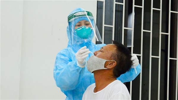 Hơn 30 y, bác sỹ tỉnh Bắc Ninh hỗ trợ huyện Gia Lâm lấy mẫu và tiêm vaccine phòng Covid-19 ngay trong đêm - Ảnh 3
