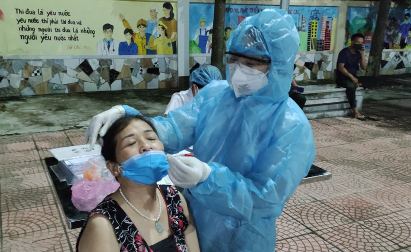 [Ảnh] Hà Nội: Nhiều quận, huyện lấy mẫu xét nghiệm và tiêm vaccine cho người dân vào ban đêm - Ảnh 13