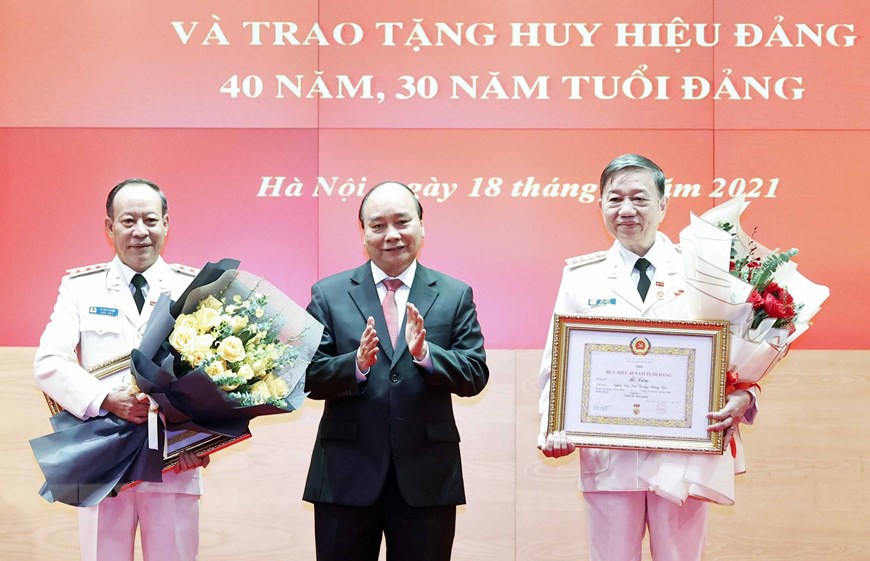 Chủ tịch nước trao Huy hiệu 30, 40 năm tuổi Đảng cho lãnh đạo ngành Công an - Ảnh 2