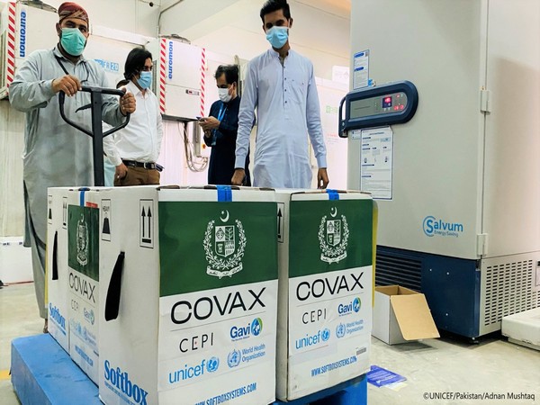 COVAX giảm 30% mục tiêu phân phối vaccine cho nước nghèo - Ảnh 1