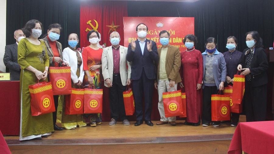 Chủ tịch HĐND TP Nguyễn Ngọc Tuấn chung vui với người dân phường Tràng Tiền trong Ngày hội đại đoàn kết - Ảnh 3