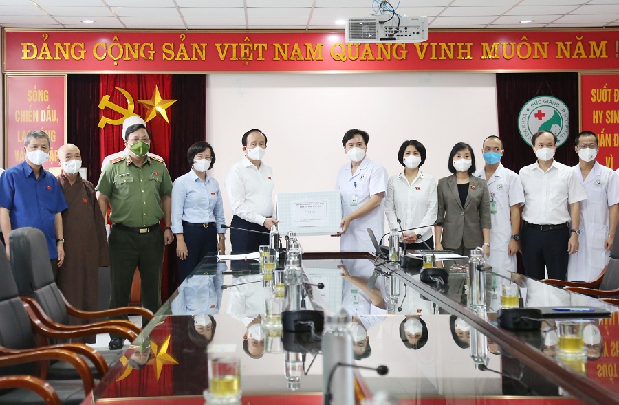 Hà Nội: Đoàn Đại biểu Quốc hội TP thăm, tặng quà lực lượng tuyến đầu chống dịch - Ảnh 2