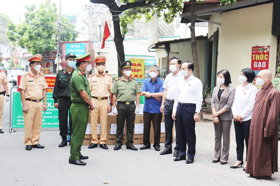 Hà Nội: Đoàn Đại biểu Quốc hội TP thăm, tặng quà lực lượng tuyến đầu chống dịch - Ảnh 1