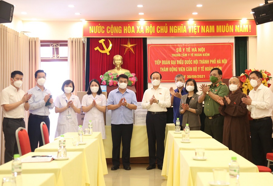 Hà Nội: Đoàn Đại biểu Quốc hội TP thăm, tặng quà lực lượng tuyến đầu chống dịch - Ảnh 3