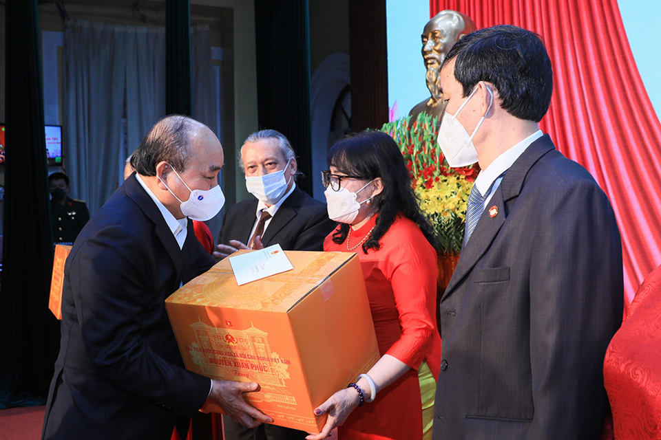 Chủ tịch nước Nguyễn Xuân Phúc dự Ngày hội Đại đoàn kết với Nhân dân phường Điện Biên - Ảnh 3